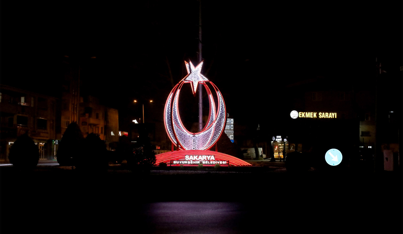 Büyükşehir caddelere Ay Yıldız’la güzellik kattı