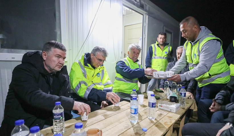 buyuksehir-depremzedeler-icin-gece-gunduz-mesaidedgpweu50em