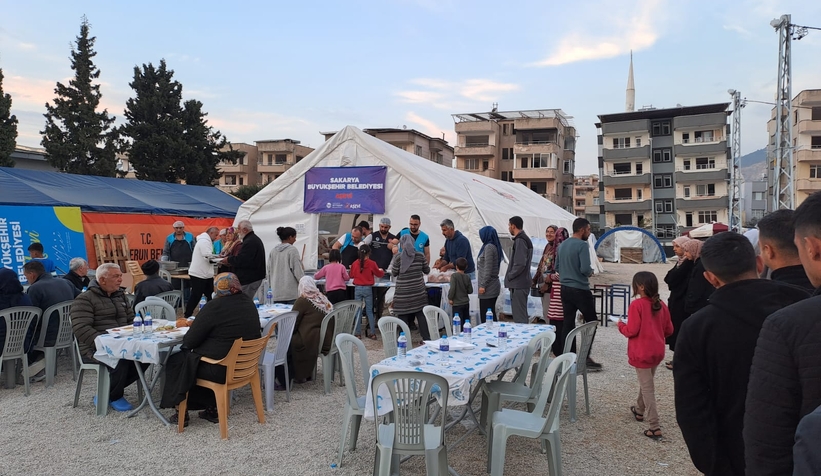 buyuksehir-depremzedeleri-iftar-ve-sahur-sofralarinda-misafir-ediyoroensk2wvcl