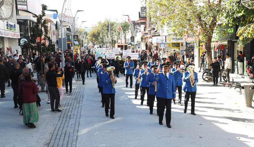 buyuksehir-ekibi-ve-ogrenciler-cark-caddesinde-yurudubtznzzhjwn