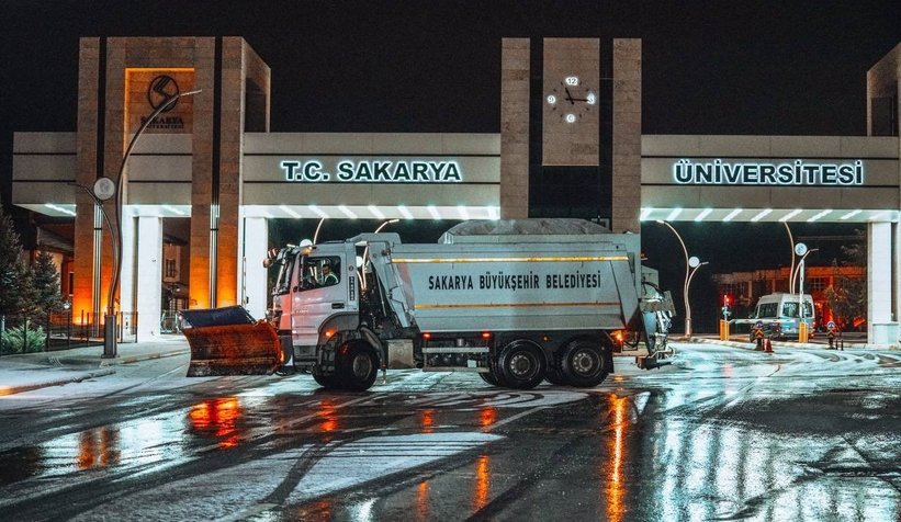 Büyükşehir ekipleri gece boyu yolları açtı