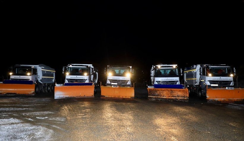 Büyükşehir ekipleri gece boyu yolları açtı