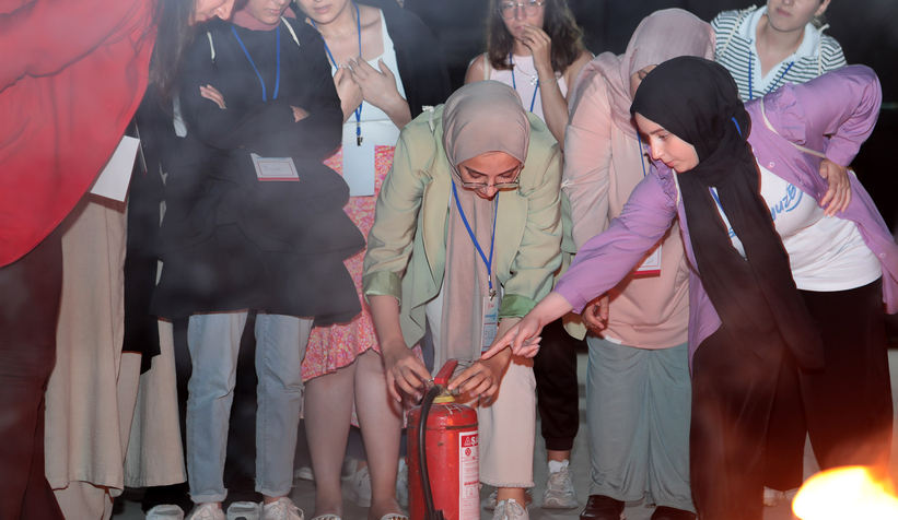 Büyükşehir gençlere ateşe müdahaleyi öğretti