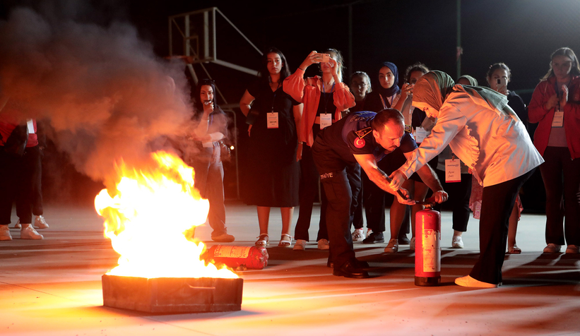 Büyükşehir gençlere ateşe müdahaleyi öğretti