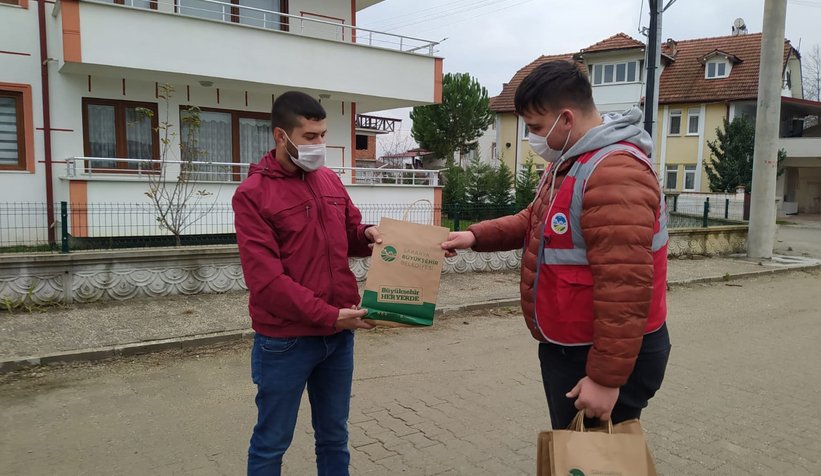 Büyükşehir'in 'Her Eve Maske' dağıtımı sürüyor