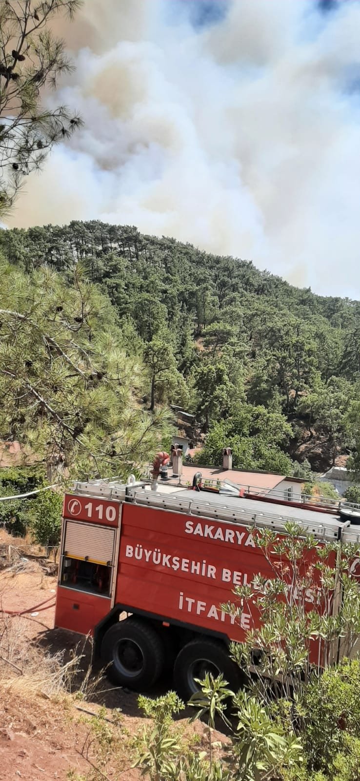 Büyükşehir İtfaiyesi Marmaris ve Manavgat’ta alevlere müdahale ediyor