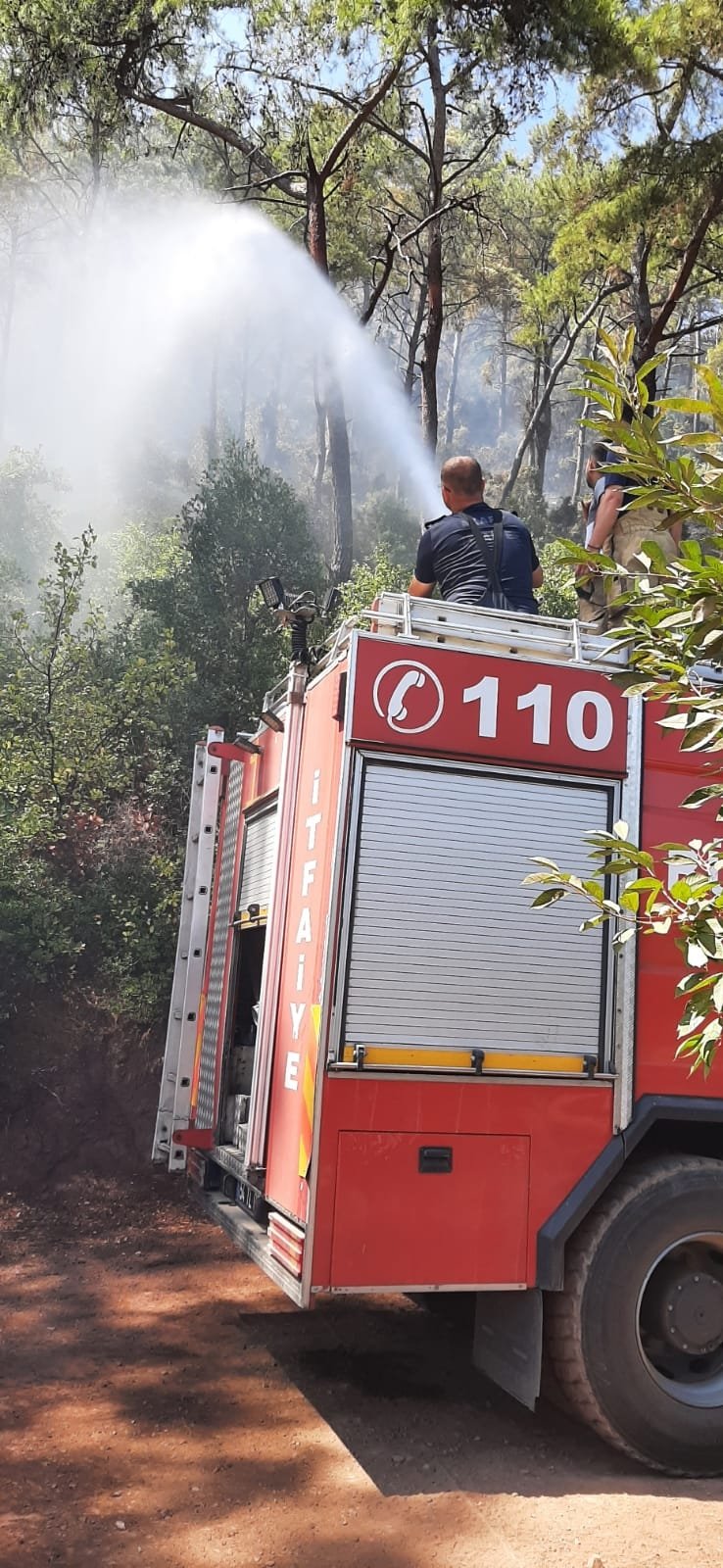 Büyükşehir İtfaiyesi Marmaris ve Manavgat’ta alevlere müdahale ediyor