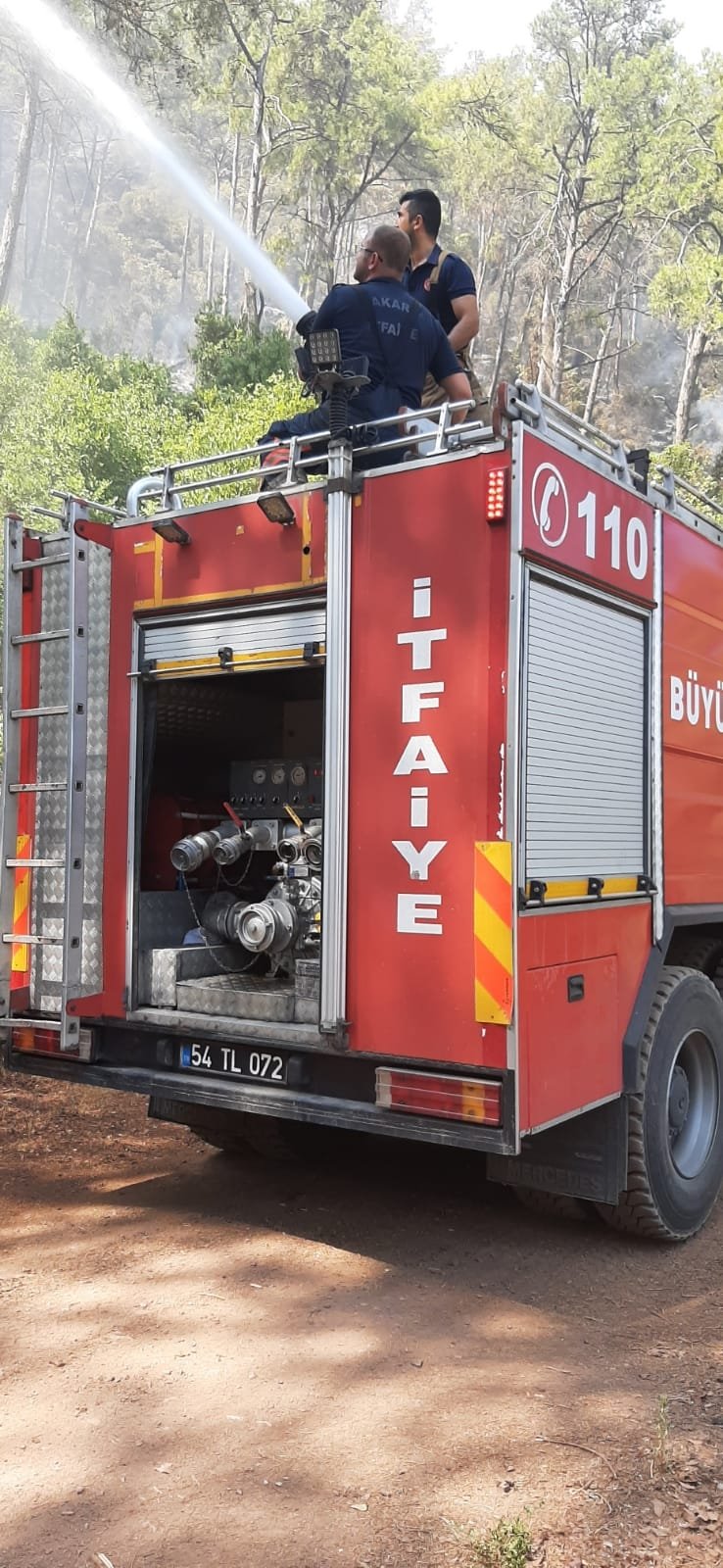 Büyükşehir İtfaiyesi Marmaris ve Manavgat’ta alevlere müdahale ediyor