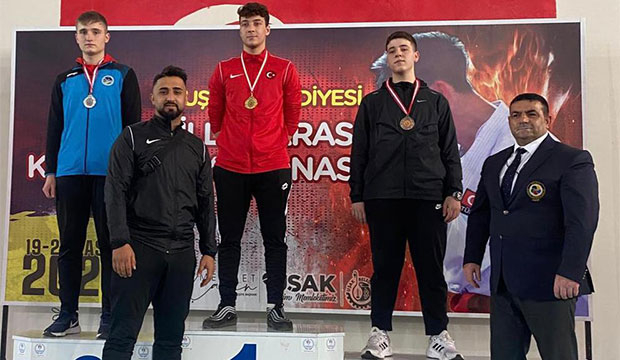 Büyükşehir karate sporcuları madalyaları topladı