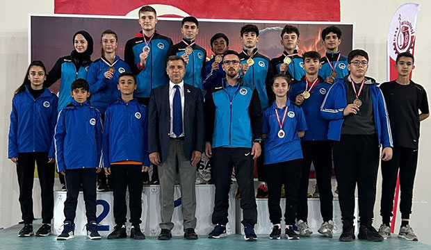 Büyükşehir karate sporcuları madalyaları topladı