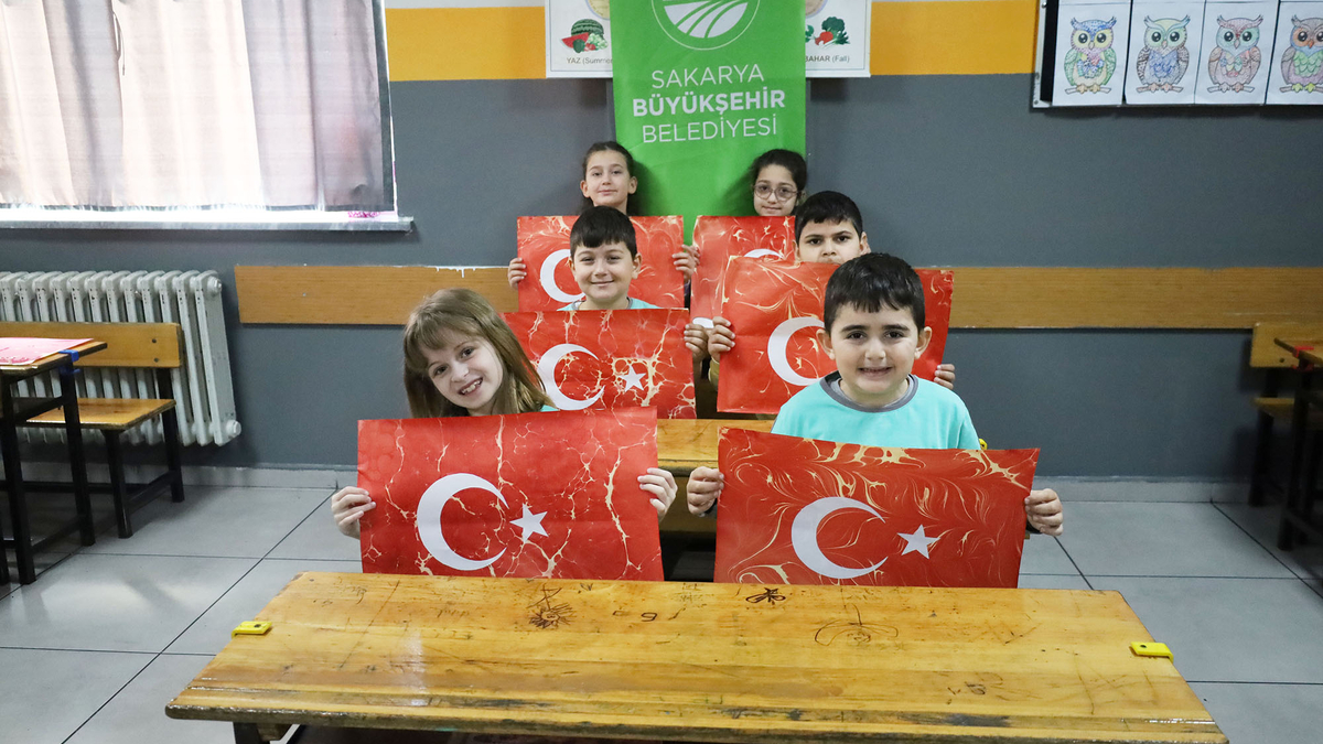 Büyükşehir, öğrencilerle milli marşı andı