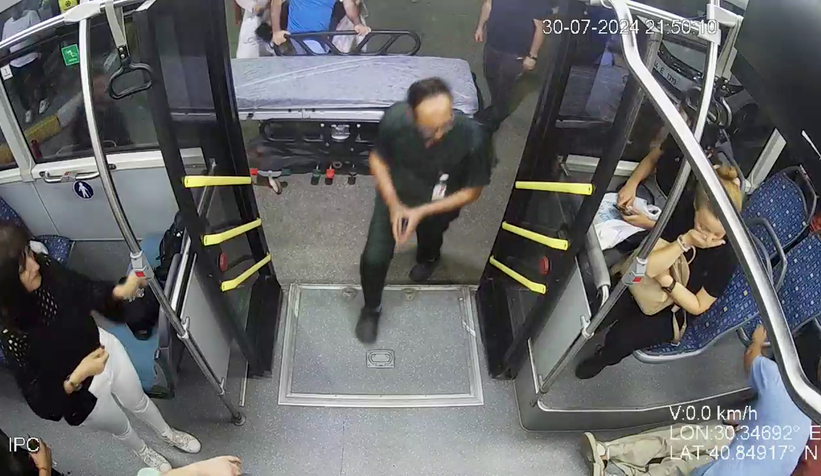 Büyükşehir otobüsünde hayat kurtaran seferberlik kamerada