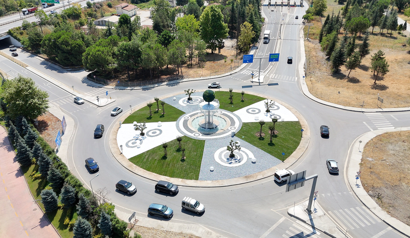 Büyükşehir Sapanca’nın zarafetini misafirlerin giriş kapısına işledi