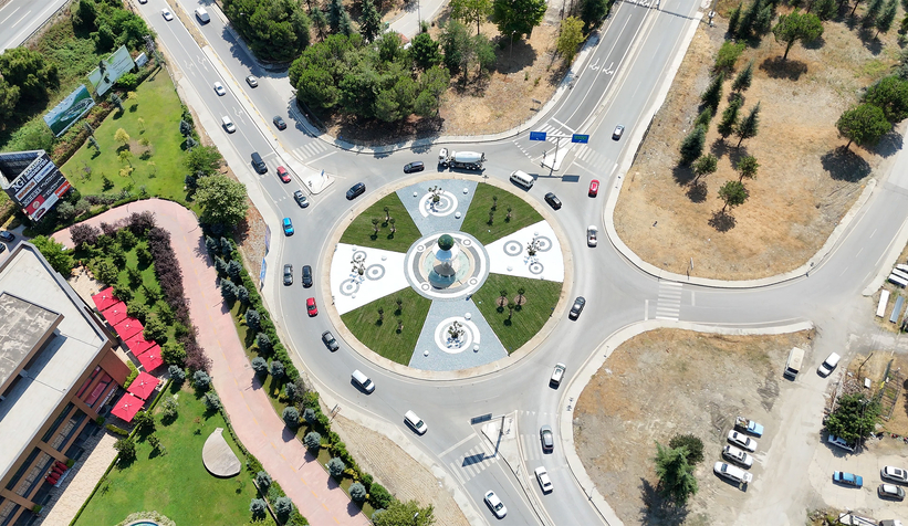 Büyükşehir Sapanca’nın zarafetini misafirlerin giriş kapısına işledi