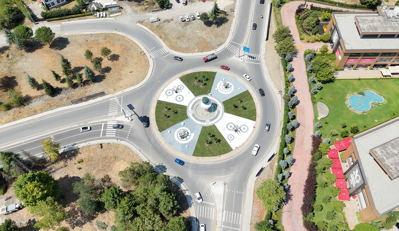 Büyükşehir Sapanca’nın zarafetini misafirlerin giriş kapısına işledi