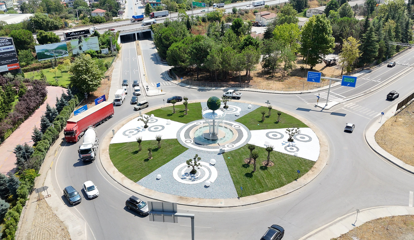 Büyükşehir Sapanca’nın zarafetini misafirlerin giriş kapısına işledi