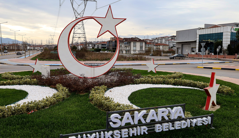 Büyükşehir Şehit İlhan Aras'a ay yıldızla güzellik kattı