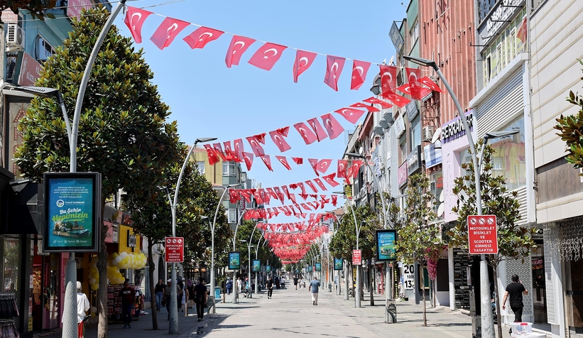 Büyükşehir şehri şehri al-yıldızlı Türk bayraklarıyla donattı