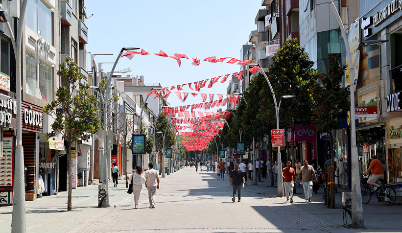 Büyükşehir şehri şehri al-yıldızlı Türk bayraklarıyla donattı