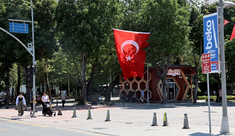 Büyükşehir şehri şehri al-yıldızlı Türk bayraklarıyla donattı