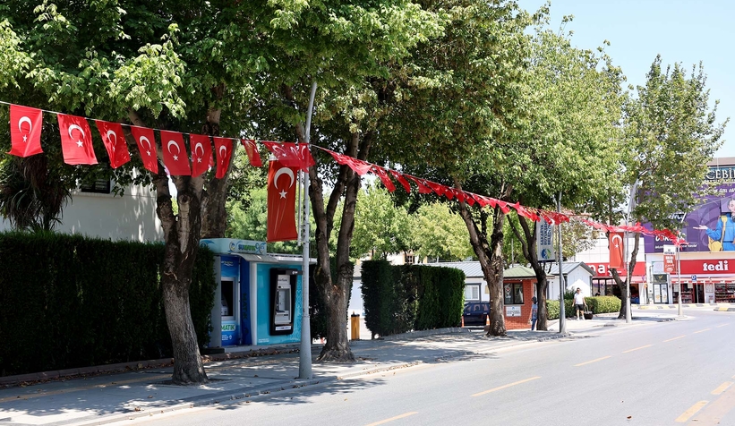 Büyükşehir şehri şehri al-yıldızlı Türk bayraklarıyla donattı
