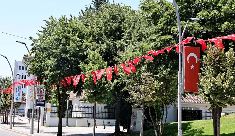 Büyükşehir şehri şehri al-yıldızlı Türk bayraklarıyla donattı