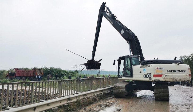 Büyükşehir sel bölgesinde yaraları sarıyor