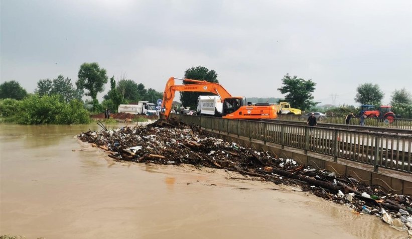 Büyükşehir sel bölgesinde yaraları sarıyor