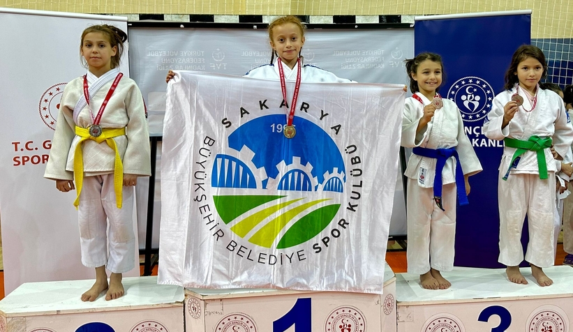 Büyükşehir sporcusu minderden şampiyon ayrıldı