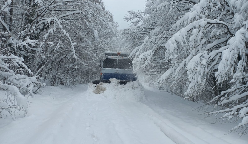 Büyükşehir yoğun kar alan grup yollarını açıyor
