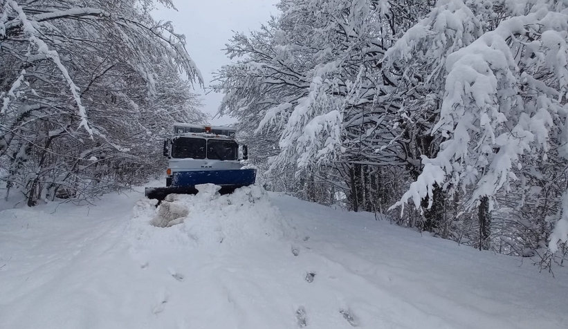 Büyükşehir yoğun kar alan grup yollarını açıyor