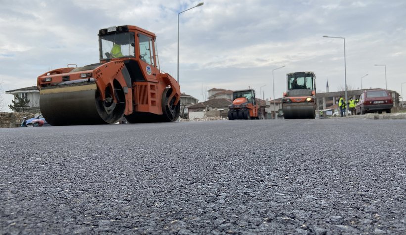 Büyükşehir’den o caddeye 2 günde 4 bin ton asfalt