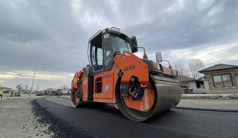 Büyükşehir’den o caddeye 2 günde 4 bin ton asfalt