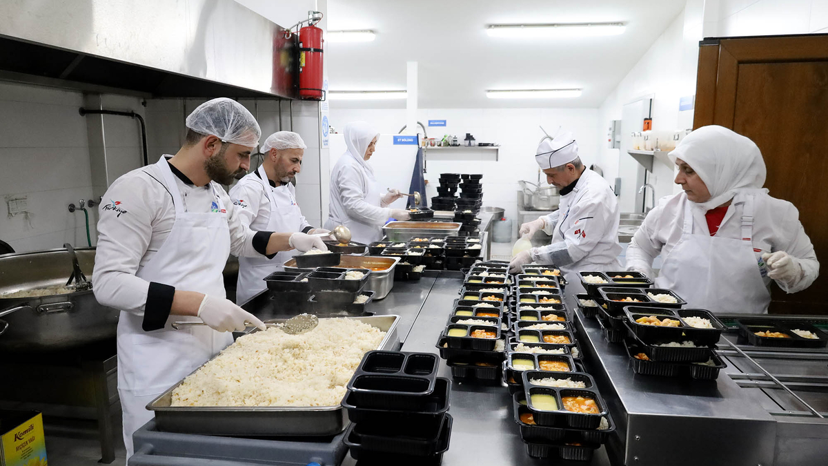 Büyükşehirden Ramazan'da 90 bin kişilik iftar yemeği