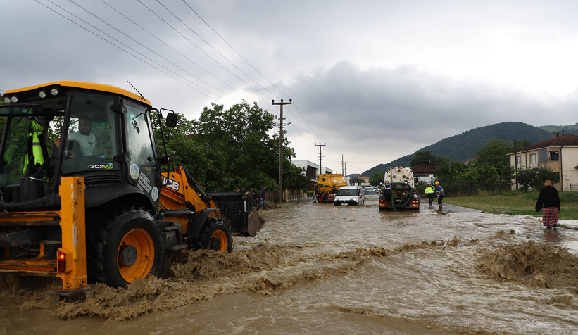 Büyükşehirden taşkınlara anında müdahale