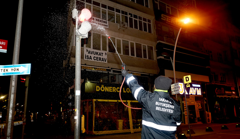 Büyükşehir’den trafik ışıklarında temizlik mesaisi