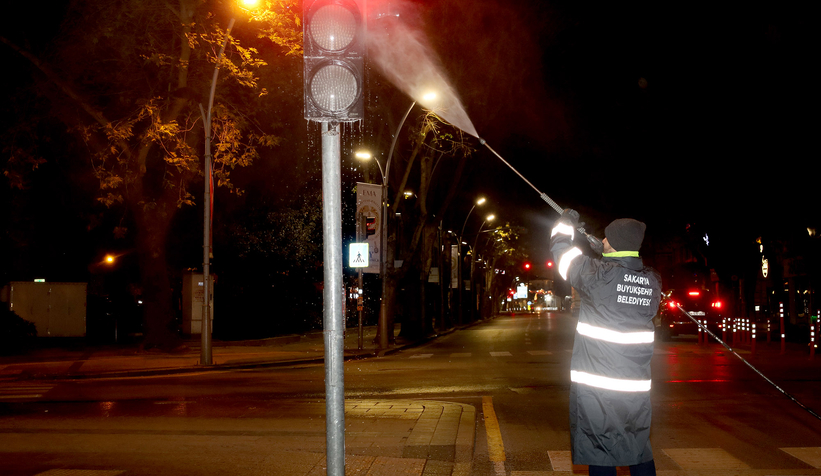 Büyükşehir’den trafik ışıklarında temizlik mesaisi