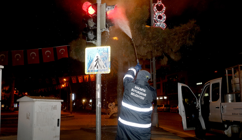 Büyükşehir’den trafik ışıklarında temizlik mesaisi