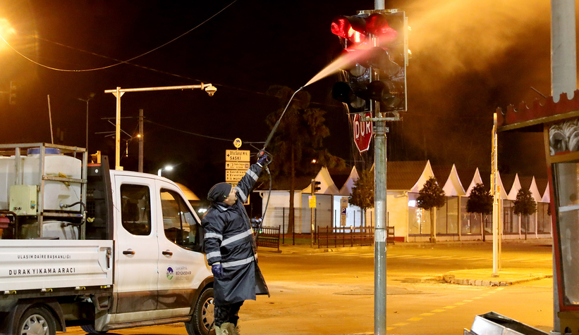 Büyükşehir’den trafik ışıklarında temizlik mesaisi