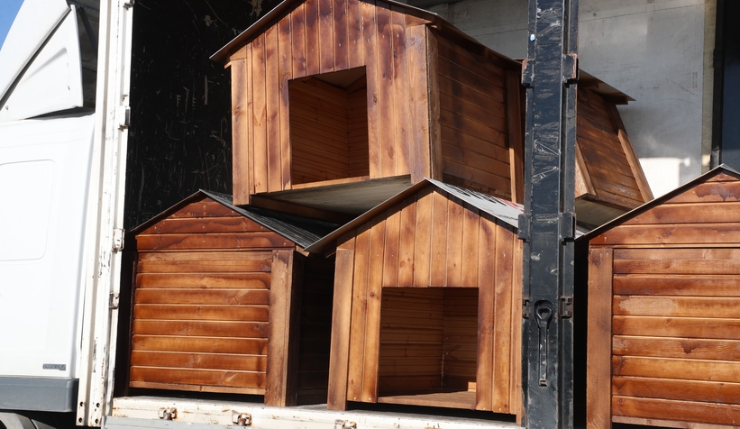 Büyükşehir’in hayvan bakımevine mama kabı ve kulübe desteği