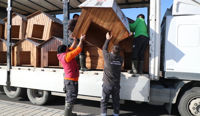 Büyükşehir’in hayvan bakımevine mama kabı ve kulübe desteği