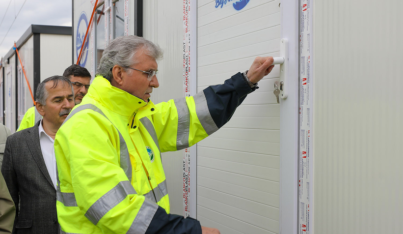 Büyükşehirin hazırladığı 250 konteyner deprem bölgesine gönderildi