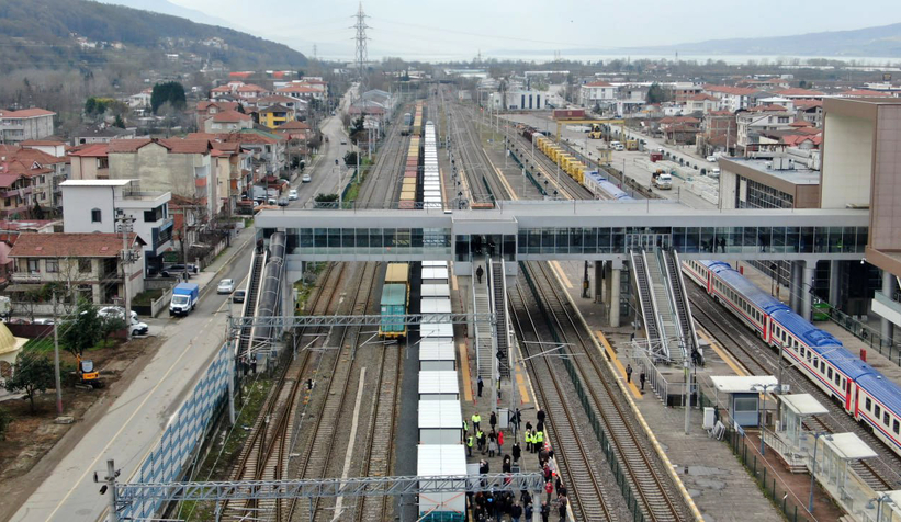 Büyükşehirin hazırladığı 250 konteyner deprem bölgesine gönderildi