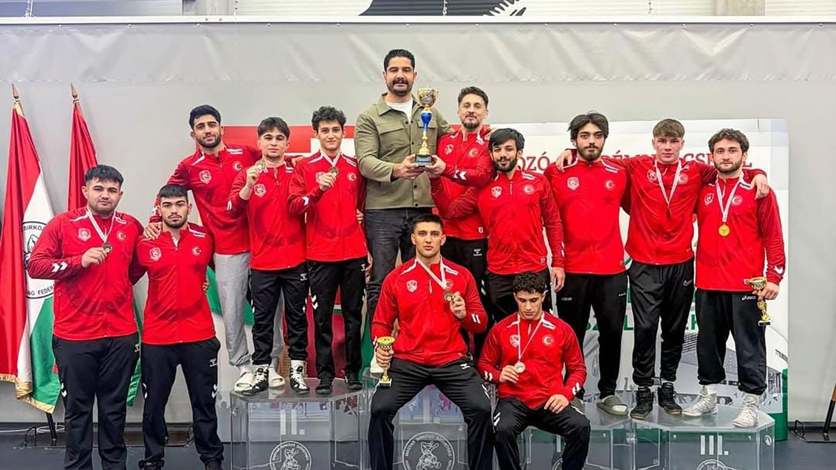 Büyükşehir’in milli sporcularından Macaristan’da çifte madalya