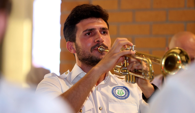 Büyükşehir’in orkestrası neşeyi bu kez Serdivan’a taşıdı