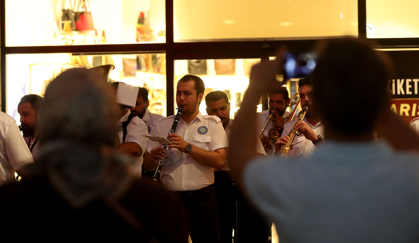 Büyükşehir’in orkestrası neşeyi bu kez Serdivan’a taşıdı