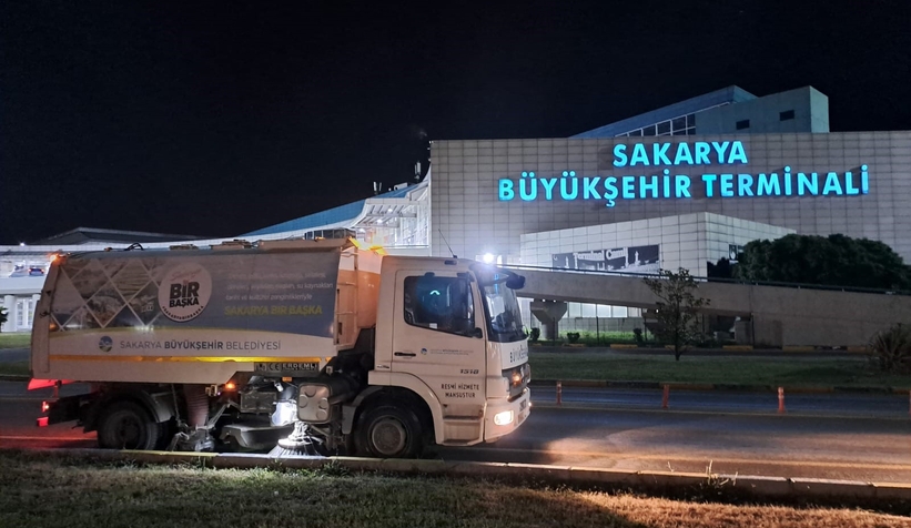 Büyükşehirle caddeler ve bisiklet yolları pırıl pırıl