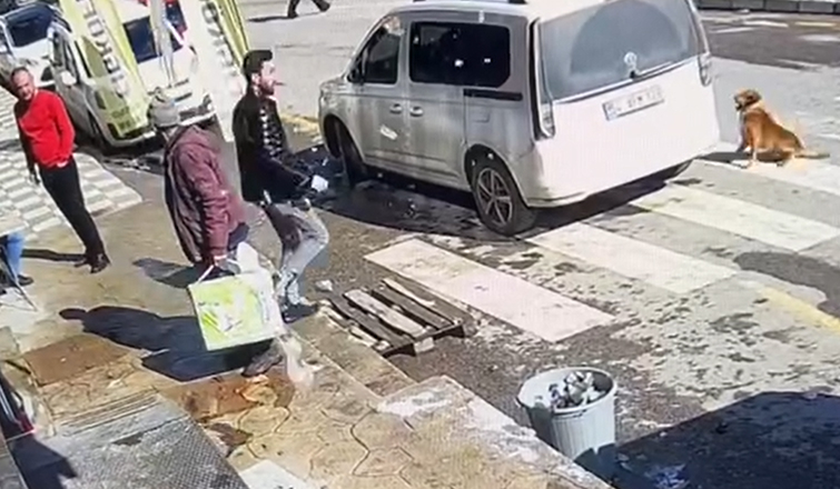 Buz sarkıtı az kalsın üzerine düşecekti