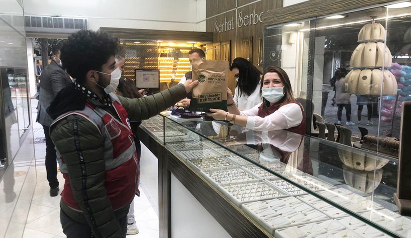 Cadde esnafına ücretsiz maske ve dezenfektan