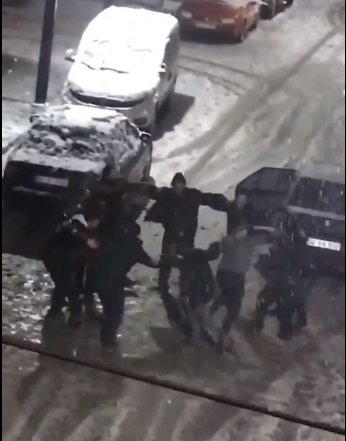 Cadde ortasında halay çektiler